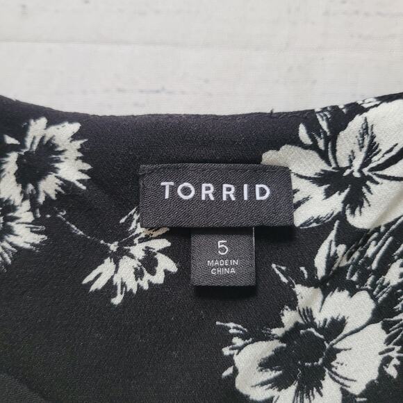 Torrid Size 5 Crepe Chain Detail Tank Black White Floral Feminine Essentials - Picture 7 of 9